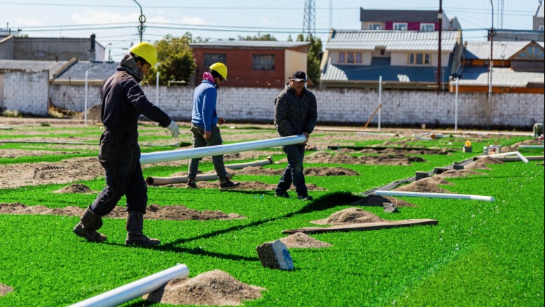 Gobierno realiza los trabajos de colocación de césped sintético en las