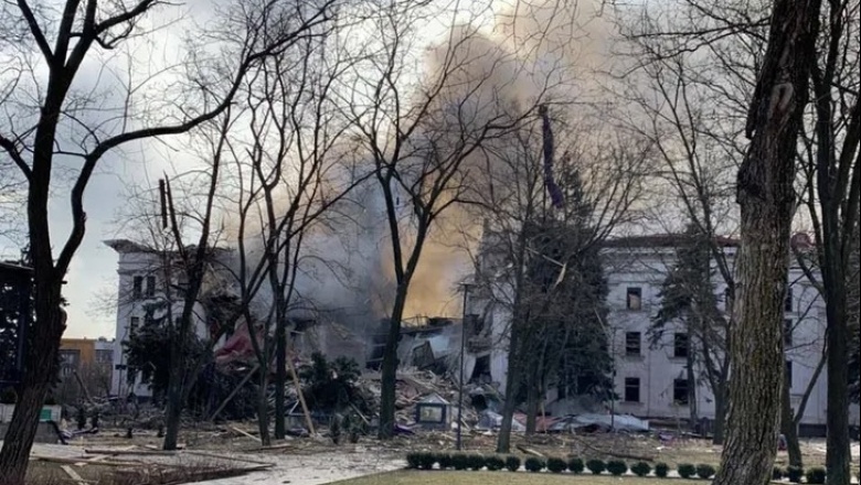 Ucrania asegura que hay sobrevivientes del teatro con refugiados bombardeado: "Gente está saliendo viva"