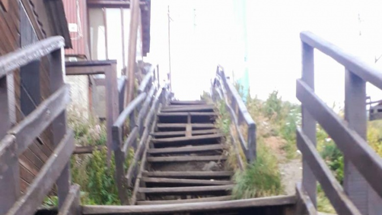 Una mamá y su bebé cayeron por escaleras en mal estado en un barrio de Ushuaia