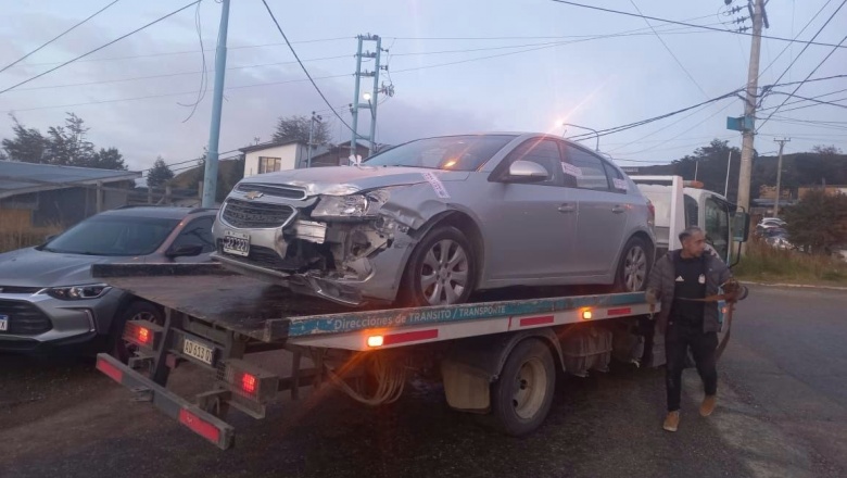 Sin seguro y en estado de ebriedad, una mujer al volante chocó en Ushuaia