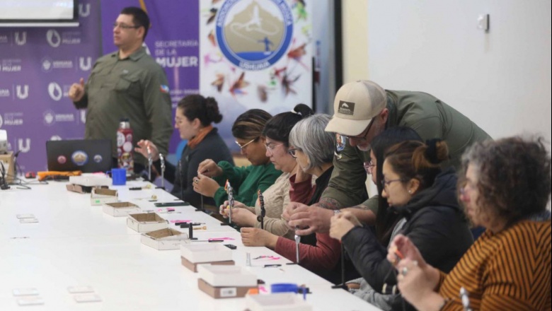 Comenzó el tercer curso de atado de mosca destinado a mujeres de Ushuaia