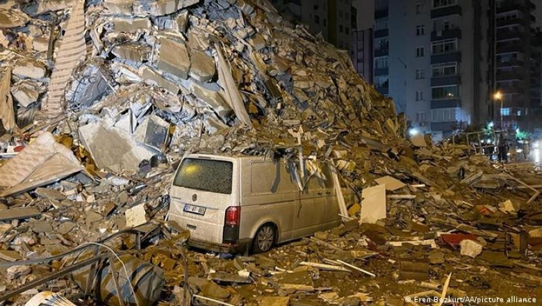 Más de 1.500 muertos por terremoto de 7,7 grados  en Turquía y Siria