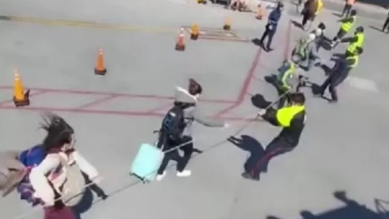 Insólito: Por fuertes vientos turistas bajaron del avión con sogas