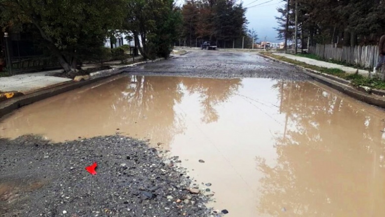 Tolhuin: “Tenemos una laguna en la calle; hay gente con movilidad reducida que no puede pasar”