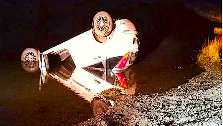 Volcó y quedó semi sumergido en “Laguna del Indio”, viajaban 5 jóvenes