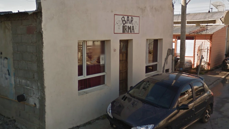 Dos sujetos golpearon a otro y causaron destrozos en un bar 