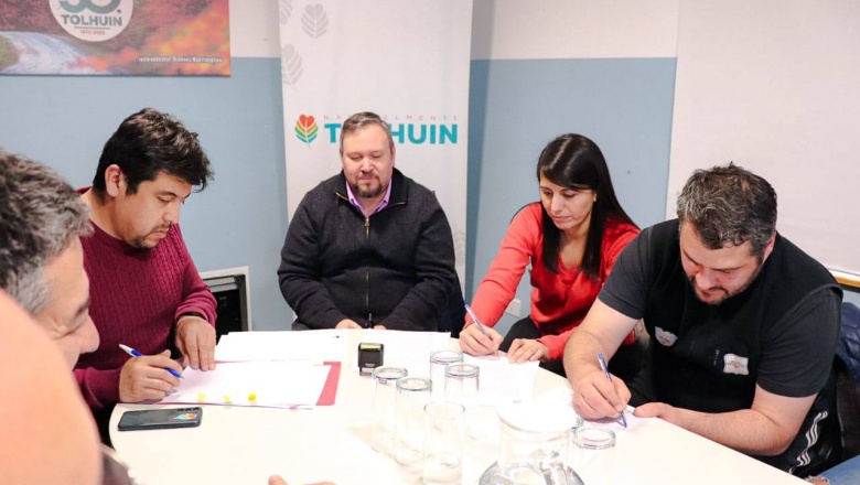 Tolhuin acuerda aumentos salariales con los gremios 