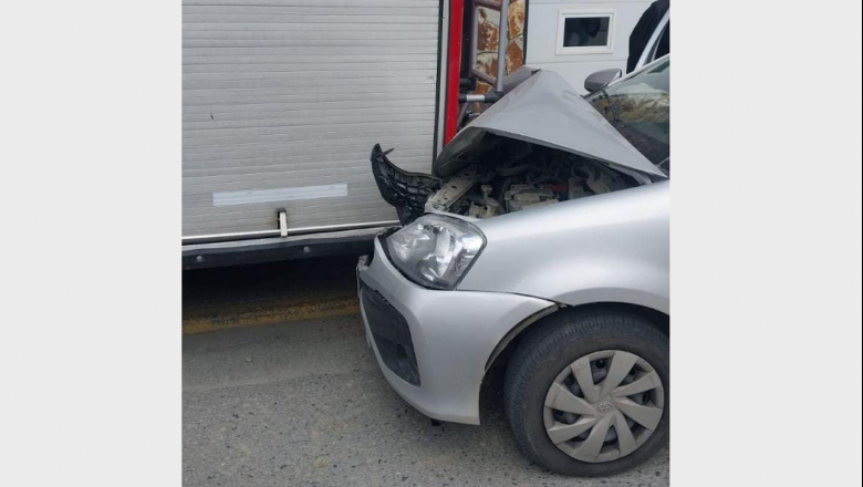 Remisero distraído y con licencia vencida chocó una autobomba estacionada 