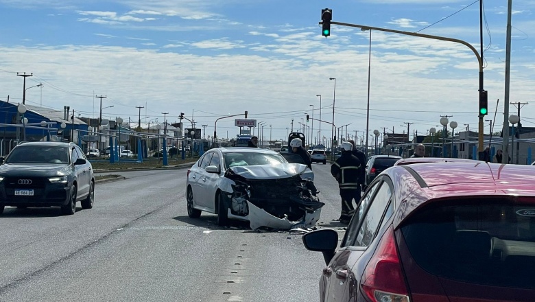 Joven de 18 años no respetó el semáforo y protagonizó violento choque en Río Grande