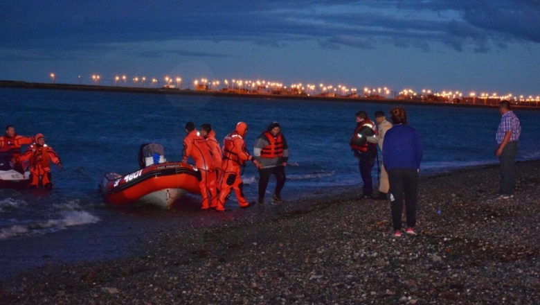Rescatan a un hombre que se tiró del puente en Río Grande 