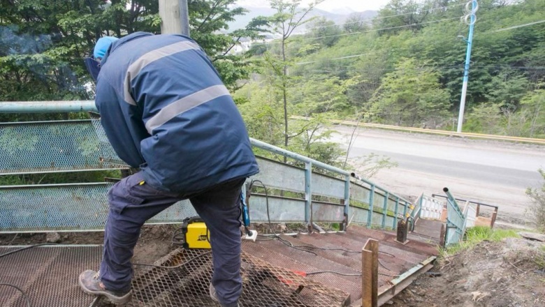 Construyen una escalera en el acceso al barrio Dos Banderas y sectores aledaños