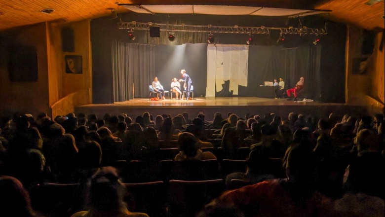 Vecinos y vecinas disfrutan del teatro en Río Grande