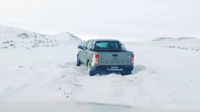 Salió del vehículo atrapado en la nieve y murió congelado a los pocos kilómetros. 