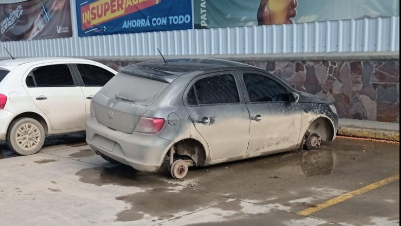 En solo 8 minutos se robaron las ruedas de un auto estacionado en La Anónima de Tolhuin