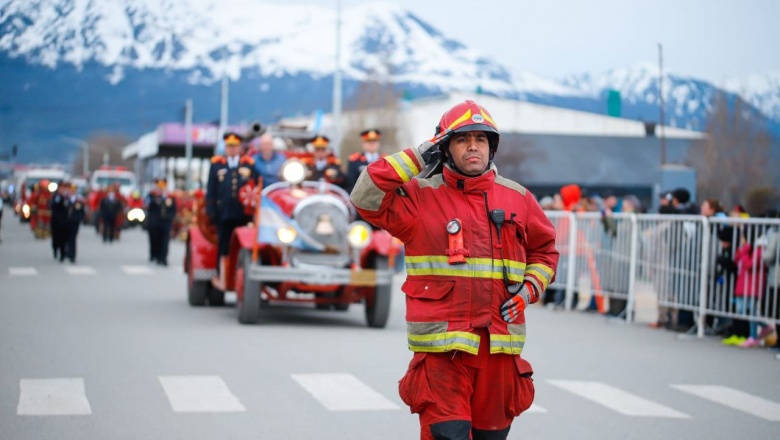 Multitudinario desfile en la celebración del 140° aniversario de Ushuaia