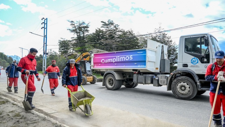 El Municipio y Agrotécnica realizan trabajos de remoción de barro y tierra de la vía pública 