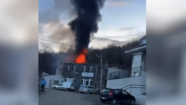 Se desató un incendió mientras arreglaba un auto en un taller mecánico