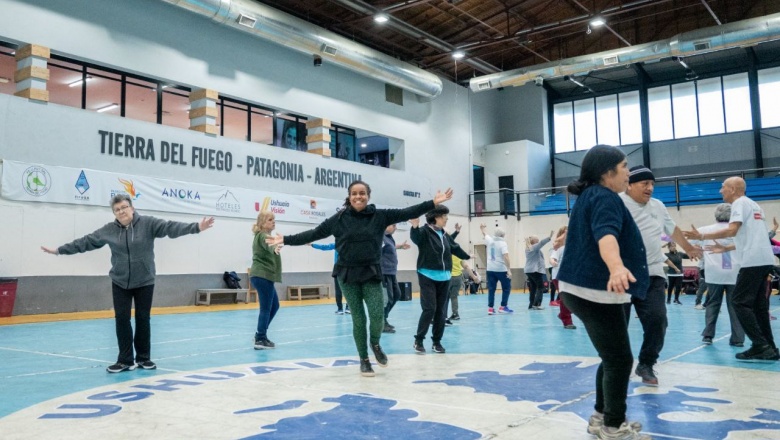 Adultos Mayores comenzaron las clases de actividad física en el” Cochocho” Vargas