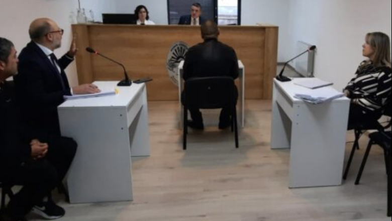 Le pegó un sillazo y la pateó en el piso: inició el juicio para el sujeto que atacó a su pareja