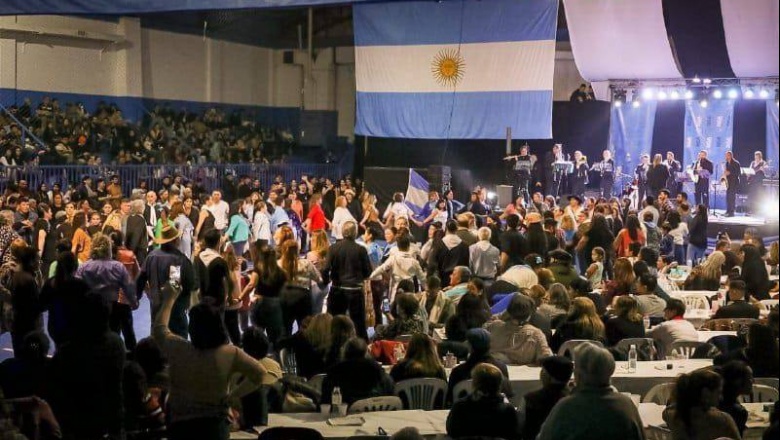 Esta noche se realizará la gran peña folklórica “Esperando el 25” 