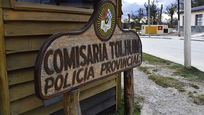 Policia detenido: esta acusado de abuso y ya habia sido suspendido de sus labores