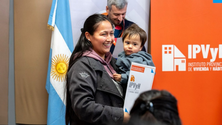 Gobierno entregó terrenos a docentes, personal de salud y de seguridad 