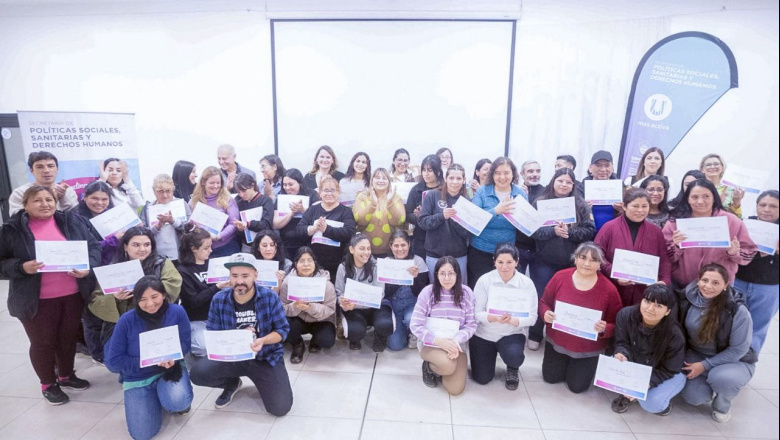 La Municipalidad y la UNTDF entregaron certificados a emprendedores que se capacitaron 