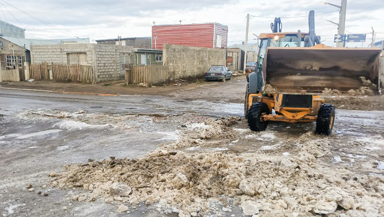 Se realizan tareas de limpieza de nieve y hielo acumulado en calles de Río Grande