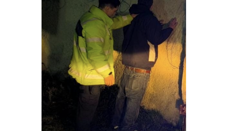 Todo robado: sujeto fue detenido con tarjetas, documentación y hasta verduras congeladas