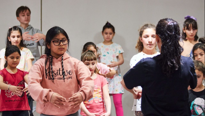 La secretaría de cultura y educación llevó adelante una clase abierta del Taller de Teatro musical infantil en el foyer “Ego Pereda”
