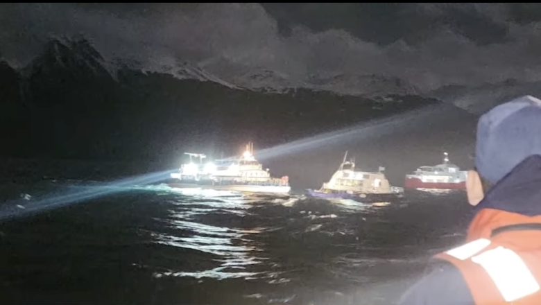 Catamarán turístico quedó a la deriva y fue rescatado de emergencia