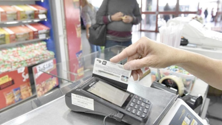 Casi el 50% de las personas compra alimentos en supermercados con tarjeta de crédito