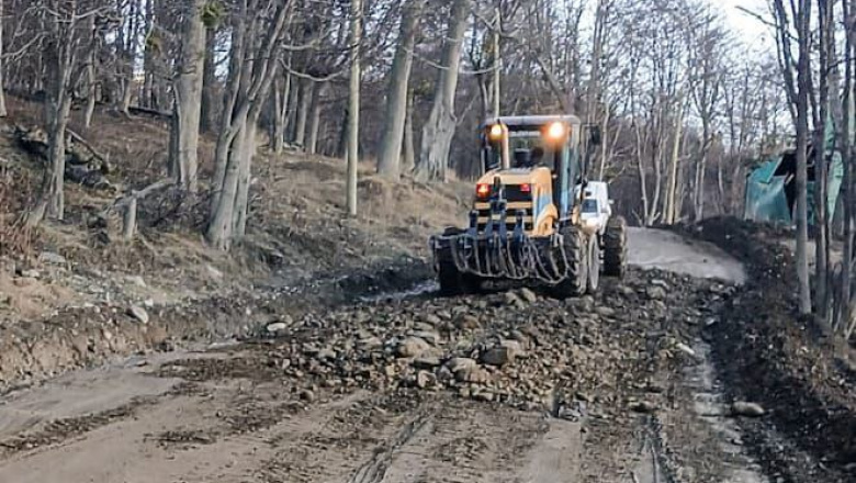 Continúa con tareas de bacheo y mantenimiento de calles de ripio de Ushuaia