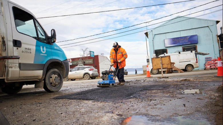 Avanza las tareas de bacheo y mantenimiento en distintos sectores de Ushuaia
