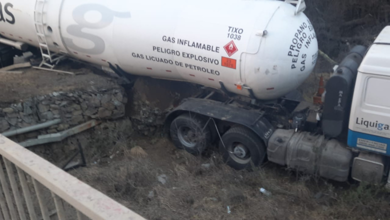 Despiste de un camión con carga de gas en la ruta N° 3 zona Río Olivia