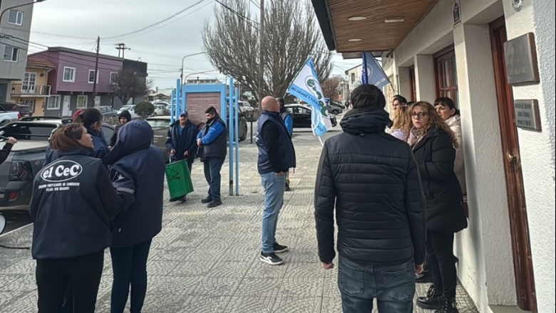 Empleados del Registro Automotor N° 1 de Río Grande reclaman por el no cobro de salarios