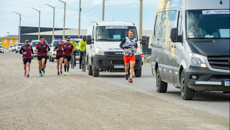 Federico Sciurano corrió 43 Km en el pirmer dia de la Maratón de 230 km por el edificio del CAAD