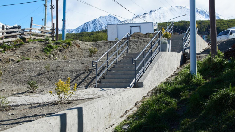 Vecinos junto a autoridades municipales recorrieron la nueva escalera en Yowen y Karukinka norte