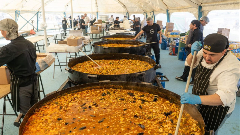 Más de 15 mil porciones de paella fueron repartidas en el desfile de Ushuaia 