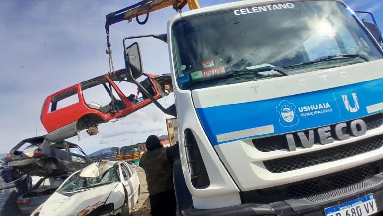 Personal del municipio de Ushuaia retiró chatarra de la vía pública