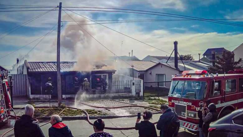 Destrucción total: un incendio arrasó una vivienda en el barrio Mutual de Río Grande