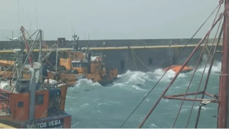 Se hundieron tres barcos en el puerto de Caleta Olivia por el temporal de viento