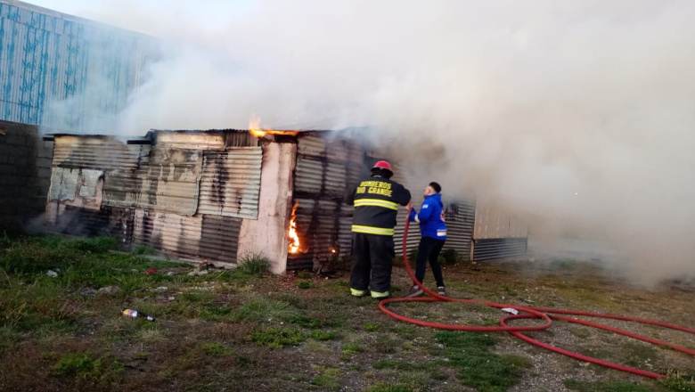 Apuñalaron a un hombre y luego incendiaron su casa en Margen Sur
