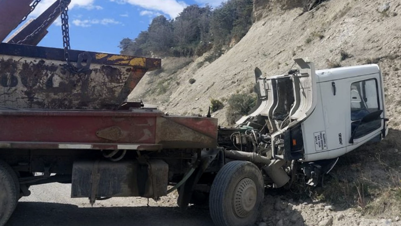 Fatal accidente en Ushuaia: murió un camionero tras desprenderse la cabina del camión