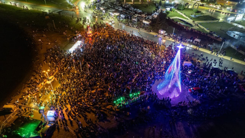 Miles de vecinos y vecinas disfrutaron del encendido del árbol navideño