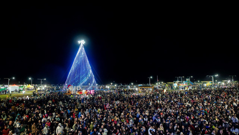 Junto a grandes artistas, una multitud celebró el encendido del arbolito en Río Grande 
