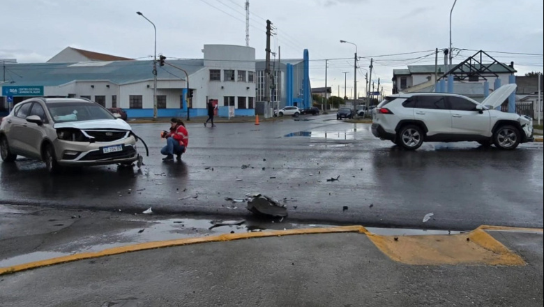 Choque en pleno centro: no respetó el semáforo y provocó una fuerte colisión
