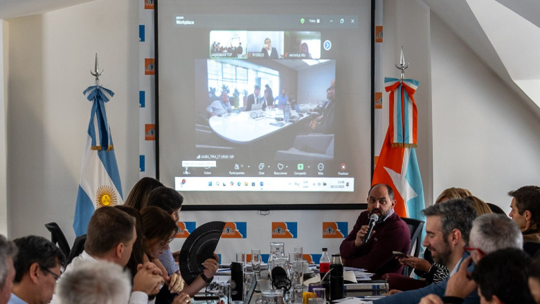 Gobierno presentó a la Legislatura detalles del acuerdo de traspaso de YPF a Terra Ignis 