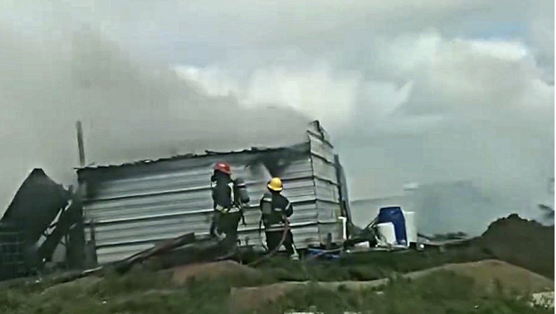 Un incendio intencional arrasó con tres viviendas en la Margen Sur 