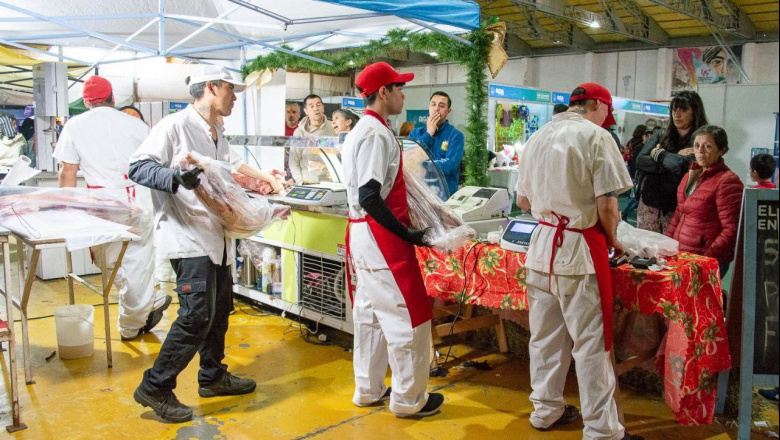 Precios accesibles para las fiestas en el Mercado Navideño